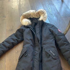 Girls Medium (10-12) Canada goose coat. Authentic and in perfect condition!